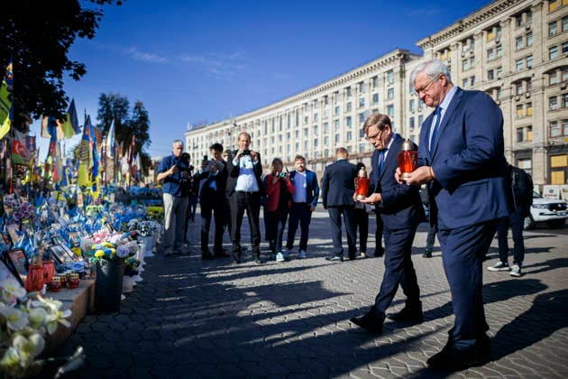 Johann Wadephul (CDU), Bundesaussenminister, besucht zusammen mit dem Aussenminister der Ukraine, Andrij Sybiha, den nationalen Gedenkort fuer gefallene Soldatinnen und Soldaten auf dem Unabhaengigkeitsplatz - Majdan Nesaleshnosti -. Kyjiw, 22.08.2026. Fotografiert im Auftrag des Auswaertigen Amtes Kyjiw Ukraine *** Johann Wadephul (CDU), Federal Minister of Foreign Affairs, visits the national memorial site for fallen soldiers on Independence Square (Majdan Nesaleshnosti) in Kyiv, accompanied by Ukrainian Foreign Minister Andrij Sybiha, August 22, 2026. Photographed on behalf of the Federal Foreign Office, Kyiv, Ukraine Copyright: xThomasxTrutschel AAx