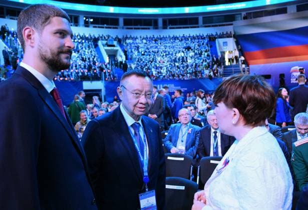 Russia UR Party Congress 9226402 22.08.2026 Member of the Russian Federation Council Committee on Federal Structure, Regional Policy, Local Government and Northern Affairs Alexander Voloshin, left, and Russian Minister of Construction, Housing and Utilities Irek Faizullin wait before a session of the second stage of the 23rd Congress of the United Russia party in Moscow, Russia. Alexey Nikolskiy Sputnik Moscow Russia  Copyright: xAlexeyxNikolskiyx