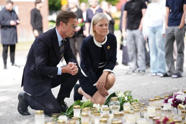 FAGERSTA, SVERIGE 20260822 Statsminister Ulf Kristersson (M) och socialdemokraternas partiledare Magdalena Andersson besöker minnesplatsen i Fagersta dagen efter att en 17-arig flicka dödats och flera andra skadats av en man med svärd i Brinellskolan. FAGERSTA SVERIGE x10658x *** FAGERSTA, SWEDEN 20260822 Prime Minister Ulf Kristersson (M) and Social Democratic Party leader Magdalena Andersson visit the memorial site in Fagersta the day after a 17-year-old girl was killed and several others were injured by a man wielding a sword in BrinellskFAGERSTA SWEDEN x10658x  Copyright: xMagnusxLejhall TTx SKOLDAD FAGERSTA qCLcKgr-D2Q