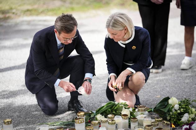 FAGERSTA, SWEDEN 20260822 Swedish Prime Minister Ulf Kristersson (M) and Social Democratic Party leader Magdalena Andersson visit the makeshift memorial in Fagersta, Sweden, on Aug. 22, 2026, the day after a 17-year-old girl was killed and several others injured by a man with a sword at a school. FAGERSTA SWEDEN x10658x *** FAGERSTA, SWEDEN, Aug. 22, 2026—Swedish Prime Minister Ulf Kristersson (M) and Social Democratic Party leader Magdalena Andersson visit the makeshift memorial in Fagersta, Sweden, on Aug. 22, 2026, the day after a 17-year-old girl was killed and several others injured by a man with a sword at a school in Fagersta, Sweden x10658x  Copyright: xMagnusxLejhall TTx SWEDEN SCHOOL ATTACK KaK6RpFaC_M