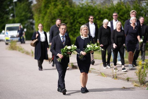 FAGERSTA, SWEDEN 20260822 Swedish Prime Minister Ulf Kristersson (M) and Social Democratic Party leader Magdalena Andersson visit the makeshift memorial in Fagersta, Sweden, on Aug. 22, 2026, the day after a 17-year-old girl was killed and several others injured by a man with a sword at a school. FAGERSTA SWEDEN x10658x *** FAGERSTA, SWEDEN, Aug. 22, 2026—Swedish Prime Minister Ulf Kristersson (M) and Social Democratic Party leader Magdalena Andersson visit the makeshift memorial in Fagersta, Sweden, on Aug. 22, 2026, the day after a 17-year-old girl was killed and several others injured by a man with a sword at a school in Fagersta, Sweden x10658x  Copyright: xMagnusxLejhall TTx SWEDEN SCHOOL ATTACK LQE6lB9yvM4