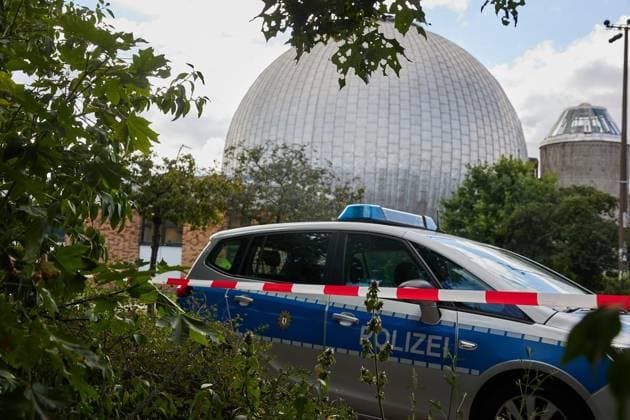 Tote Frau am Zeiss Planetarium aufgefunden ** NUR FÜR REDAKTIONELLE ZWECKE ** EDITORIAL USE ONLY **<p>Ein Einsatzfahrzeug der Polizei steht vor dem Zeiss Planetarium an der Prenzlauer Allee. Gestern Abend wurde in einem angrenzenden Gebüsch eine Frauenleiche entdeckt. Die Todesursache soll noch nicht bekannt sein. Deutschland Berlin Berlin Copyright: JörgxCarstensen *** Woman Found Dead at the Zeiss Planetarium ** FOR EDITORIAL USE ONLY ** EDITORIAL USE ONLY ** p A police emergency vehicle is parked in front of the Zeiss Planetarium on Prenzlauer Allee. Last night, a woman’s body was discovered in some nearby bushes. The cause of death is reportedly still unknown. Germany, Berlin, Berlin. Copyright JörgxCarstensen Copyright: JörgxCarstensen doc879ojhfnwkh506u51nse ,EDITORIAL USE ONLY