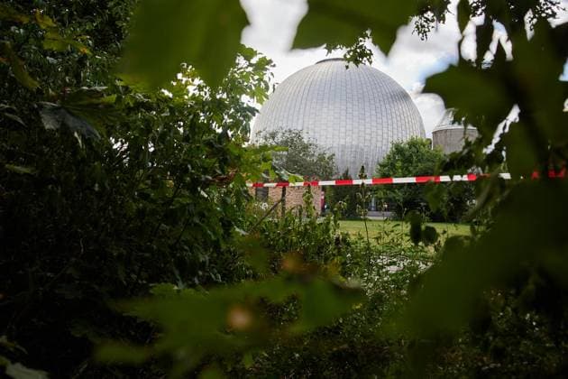 Tote Frau am Zeiss Planetarium aufgefunden ** NUR FÜR REDAKTIONELLE ZWECKE ** EDITORIAL USE ONLY **<p>Blick aus einem Gebüsch heraus auf das Zeiss Planetarium an der Prenzlauer Allee. Gestern Abend wurde in der Nähe eine Frauenleiche entdeckt. Die Todesursache soll noch nicht bekannt sein. Deutschland Berlin Berlin Copyright: JörgxCarstensen *** Woman s Body Found at the Zeiss Planetarium ** FOR EDITORIAL USE ONLY ** EDITORIAL USE ONLY ** View of the Zeiss Planetarium on Prenzlauer Allee from behind some bushes. Last night, a woman s body was discovered nearby. The cause of death is reportedly still unknown. Germany, Berlin. Copyright JörgxCarstensen Copyright: JörgxCarstensen doc879ojhwrqedkyxwdeg ,EDITORIAL USE ONLY
