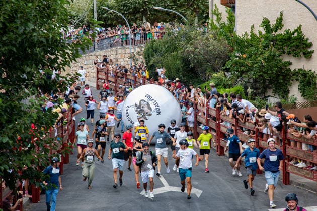 Mataelpino Boloencierro During the Festivals in Honor of Saint Bartholomew Participants in the Boloencierro, on August 22, 2026, in Mataelpino, Madrid, Spain. The Boloencierro is a unique tradition that was conceived in 2010 after the traditional bull runs were suspended due to a lack of funding; it involves using a giant 200-kilo ball instead of bulls in the runs. In 2020, it was recognized by Forbes magazine as one of the 10 most original and interesting sporting events. AUGUST 22, 2026 Spain  Copyright: xRafaelxBastantex 7725957