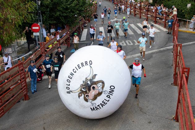 Mataelpino Boloencierro During the Festivals in Honor of Saint Bartholomew Participants in the Boloencierro, on August 22, 2026, in Mataelpino, Madrid, Spain. The Boloencierro is a unique tradition that was conceived in 2010 after the traditional bull runs were suspended due to a lack of funding; it involves using a giant 200-kilo ball instead of bulls in the runs. In 2020, it was recognized by Forbes magazine as one of the 10 most original and interesting sporting events. AUGUST 22, 2026 Spain  Copyright: xRafaelxBastantex 7725958