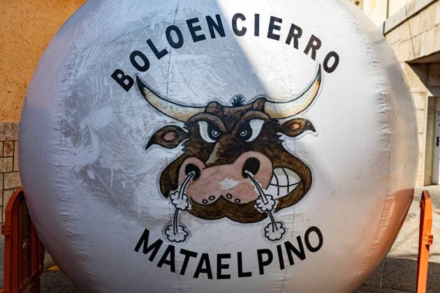 Mataelpino Boloencierro during the Festivals in Honor of Saint Bartholomew The Boloencierro ball, on August 22, 2026, in Mataelpino, Madrid, Spain. The Boloencierro is a unique tradition that was conceived in 2010 following the suspension of traditional bull runs due to budget constraints; it involves using a giant 200-kilo ball instead of bulls in the runs. In 2020, it was recognized by Forbes magazine as one of the 10 most original and interesting sporting events. August 22, 2026, Spain  Copyright: xRafaelxBastantex 7725964