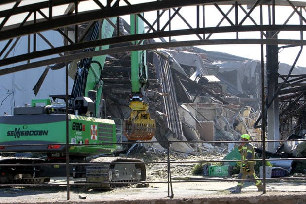 State Emergency Service rescue workers remove the rubble at the Soniachna Halereia shopping and entertainment centre, damaged by a Russian drone strike in Kryvyi Rih, Ukraine, August 22, 2026. On Friday, August 21, Russian forces carried out a double drone attack on the city’s largest mall. Rescue and recovery operations are underway, with workers dismantling damaged reinforced concrete and metal structures and examining the rubble. Nine people, including two children, remain missing. A total of 130 civilians, among them 25 children, sustained injuries of varying severity, while the death toll has risen to 16. (Photo by Mykola Miakshykov Ukrinform) SAR operation ongoing after Russian strike on shopping centre in Kryvyi Rih  Copyright: xMykolaxMiakshykovx