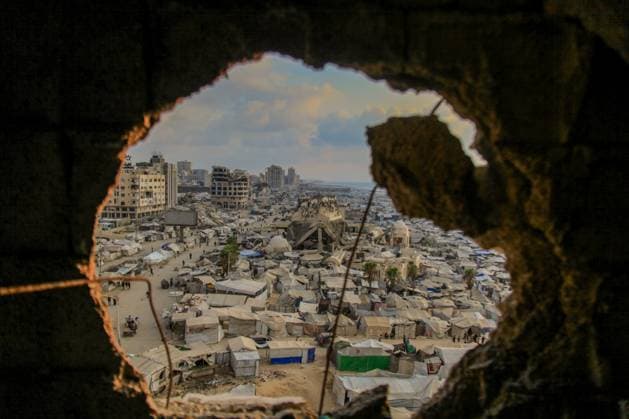 RECORD DATE NOT STATED Displaced Palestinians Struggle to Survive Amid Gaza™s Ruins (INT) Displaced Palestinians Struggle to Survive Amid Gaza™s Ruins. August 21, 2026 Gaza, Palestine: Displaced Palestinians living along the coastal area of Gaza City carry out their daily activities among the ruins of destroyed buildings at sunset. Families who have lost their homes during the war struggle to survive in makeshift tents pitched beside the rubble and inside heavily damaged structures, amid severe humanitarian conditions and shortages of basic necessities across the Gaza Strip. Credit: Hashem Zimmo Thenews2(Foto: Hashem Zimmo Thenews2 imago images) Displaced Palestinians Struggle to Survive Amid Gaza™s Ruins  Copyright: xHashemxZimmox