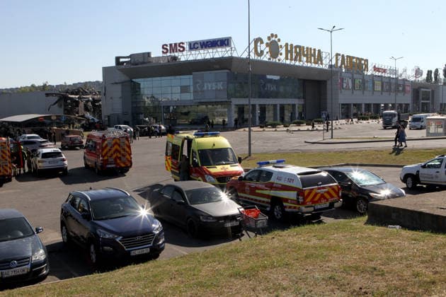 SAR operation ongoing after Russian strike on shopping centre in Kryvyi Rih Special vehicles of the State Emergency Service, emergency medical services and the National Police are parked outside the Soniachna Halereia shopping and entertainment centre, damaged by a Russian drone strike in Kryvyi Rih, Ukraine, August 22, 2026. On Friday, August 21, Russian forces carried out a double drone attack on the city™s largest mall. Rescue and recovery operations are underway, with workers dismantling damaged reinforced concrete and metal structures and examining the rubble. Nine people, including two children, remain missing. A total of 130 civilians, among them 25 children, sustained injuries of varying severity, while the death toll has risen to  Copyright: xMykolaxMiakshykovx xUkrinformx xAvalonx 1127343560