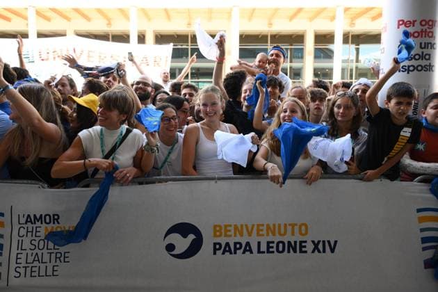 August 22, 2026, Rimini, ITALY: Faithful are seen as Pope Leo XIV arrives for the 47th Meeting for Friendship Among Peoples, organized by the Communion and Liberation movement in Rimini, Italy, 22 August 2026. ANSA ETTORE FERRARI. Rimini ITALY  - ZUMAa110 20260822_zaf_a110_040 Copyright: xEttorexFerrarix
