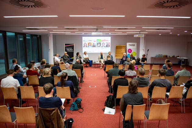 Wahlforum des Kreativwirtschaft Sachsen-Anhalt e.V.KWSA im MMZ Halle Saale Halle Saale,Deutschland 22. August 2026 Im Bild:Die Politiker und Waehler waehrend des Wahlforums Halle Saale Mitteldeutsches Medienzentrum Sachsen Anhalt Deutschland *** Election Forum hosted by Kreativwirtschaft Sachsen-Anhalt e.V. (KWSA) at the MMZ Halle Saale in Halle Saale, Germany, August 22, 2026. Pictured: Politicians and voters during the election forum in Halle Saale, Central German Media Center, Saxony-Anhalt, Germany