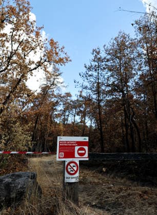 (260822) -- SEINE-ET-MARNE, Aug. 22, 2026 -- A No Entry sign is seen in an area burnt in a wildfire in the Fontainebleau Forest in Seine-et-Marne, France, Aug. 22, 2026. ) FRANCE-SEINE-ET-MARNE-FONTAINEBLEAU FOREST-WILDFIRE-AFTERMATH WuxHuiwo 