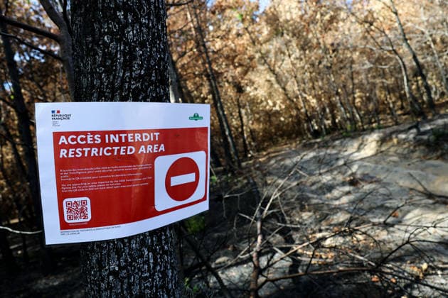 (260822) -- SEINE-ET-MARNE, Aug. 22, 2026 -- A No Entry sign is seen in an area burnt in a wildfire in the Fontainebleau Forest in Seine-et-Marne, France, Aug. 22, 2026. ) FRANCE-SEINE-ET-MARNE-FONTAINEBLEAU FOREST-WILDFIRE-AFTERMATH WuxHuiwo 