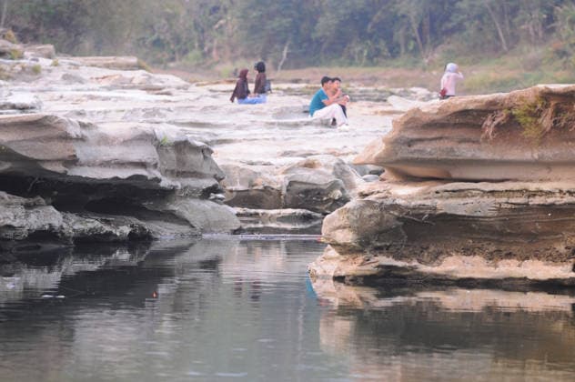 Rocky cliffs revealed after water level drop in Bogowonto River of Purworejo PURWOREJO, CENTRAL JAVA - AUGUST 22: Residents observe rocks and the rocky riverbed as the water level of the Bogowonto River drops during the dry season in Purworejo, Central Java, on August 22, 2026. The riverbed reveals unique wadas rock formations and natural rock carvings created by water erosion, resembling a miniature Grand Canyon stretching one kilometer. The river’s low water level is a result of the five-month-long dry season; normally, the Bogowonto River’s water level reaches five to six meters, covering the rocks and cliffs. Dasril Roszandi Anadolu Purworejo Indonesia. Editorial use only. Please get in touch for any other usage.  Copyright: x2026xAnadoluxDasrilxRoszandix
