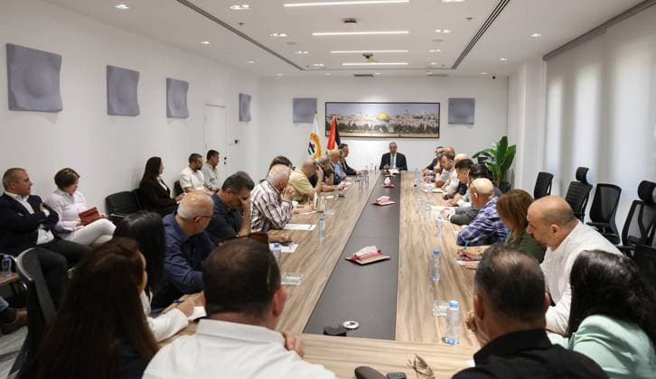 Hussein al-Sheikh Meets Palestinian Journalists Delegation in Ramallah Vice President of the State of Palestine Hussein al-Sheikh meets a delegation from the Palestinian Journalists Syndicate, along with media professionals, journalists and influencers, headed by syndicate chief Nasser Abu Bakr, in Ramallah, in the West Bank, on August 22, 2026. The meeting discusses the latest political, economic and security developments and issues related to Palestinian affairs, including the upcoming general elections. Photo by Hussein AlSheikh Office apaimages Ramallah West Bank Palestinian Territory 220826_Ramallah_HAO_00(4) Copyright: xapaimagesxHusseinxAlSheikhxOfficex xapaimagesx