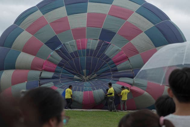 August 22, 2026, Taichung, Taiwan: Spectators watch a hot air balloon being inflated during the 2026 Shigang Hot Air Balloon Carnival in Taichung, Taiwan. Taichung Taiwan - ZUMAc217 20260822_zip_c217_001 Copyright: xAndrexM.xChangx
