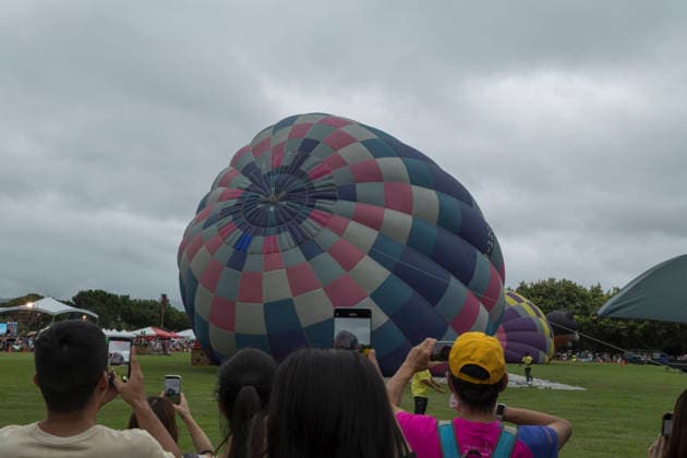 August 22, 2026, Taichung, Taiwan: Spectators watch hot air balloons being inflated during the 2026 Shigang Hot Air Balloon Carnival in Taichung, Taiwan. Taichung Taiwan - ZUMAc217 20260822_zip_c217_002 Copyright: xAndrexM.xChangx