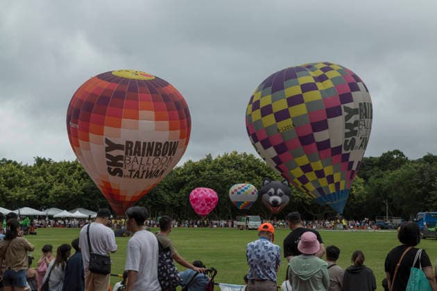 August 22, 2026, Taichung, Taiwan: Spectators watch hot air balloons being inflated during the 2026 Shigang Hot Air Balloon Carnival in Taichung, Taiwan. Taichung Taiwan  - ZUMAc217 20260822_zip_c217_006 Copyright: xAndrexM.xChangx