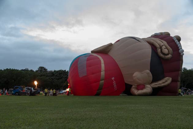 August 22, 2026, Taichung, Taiwan: Crew members use burners to inflate the world s only Mazu-shaped hot air balloon during the 2026 Shigang Hot Air Balloon Carnival in Taichung, Taiwan. Taoist sea goddess Mazu or Matsu worship is popular in Taiwan. Taichung Taiwan  - ZUMAc217 20260822_zip_c217_010 Copyright: xAndrexM.xChangx