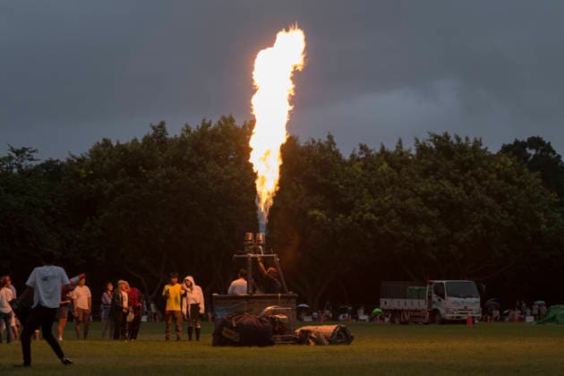 August 22, 2026, Taichung, Taiwan: Hot air balloon burner s controlled flame are displayed by a crew member during the 2026 Shigang Hot Air Balloon Carnival in Taichung, Taiwan. Taichung Taiwan  - ZUMAc217 20260822_zip_c217_009 Copyright: xAndrexM.xChangx