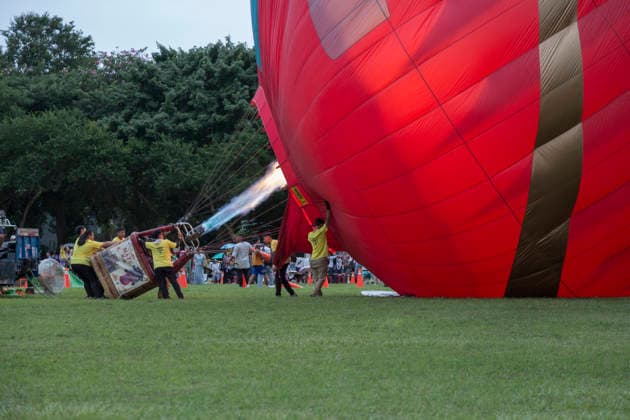 August 22, 2026, Taichung, Taiwan: Crew members use burners to inflate a hot air balloon during the 2026 Shigang Hot Air Balloon Carnival in Taichung, Taiwan. Taichung Taiwan  - ZUMAc217 20260822_zip_c217_011 Copyright: xAndrexM.xChangx