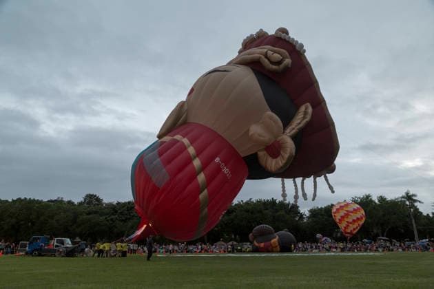 August 22, 2026, Taichung, Taiwan: Crew members use burners to inflate and rise the world s only Mazu-shaped hot air balloon during the 2026 Shigang Hot Air Balloon Carnival in Taichung, Taiwan. Taoist sea goddess Mazu or Matsu worship is popular in Taiwan. Taichung Taiwan  - ZUMAc217 20260822_zip_c217_012 Copyright: xAndrexM.xChangx