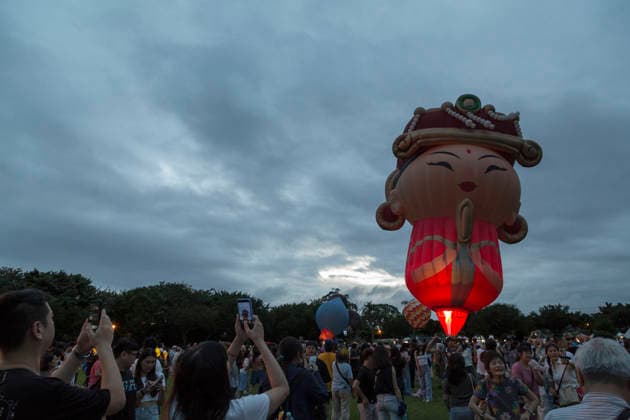August 22, 2026, Taichung, Taiwan: Inflated hot air balloons are displayed during the 2026 Shigang Hot Air Balloon Carnival, in Taichung, Taiwan. with a special appearance by the world s only Mazu-shaped hot air balloon. Unfavorable weather conditions have grounded the planned ascent sessions and forced the pilots and passengers to remain on the ground. Taichung Taiwan  - ZUMAc217 20260822_zip_c217_014 Copyright: xAndrexM.xChangx