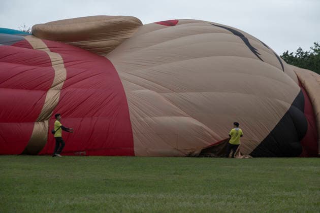 August 22, 2026, Taichung, Taiwan: Ground crew members help stretch the envelope of the world s only Mazu-shaped hot air balloon while it is being inflated during the 2026 Shigang Hot Air Balloon Carnival in Taichung, Taiwan. Taoist sea goddess Mazu or Matsu worship is popular in Taiwan. Taichung Taiwan - ZUMAc217 20260822_zip_c217_008 Copyright: xAndrexM.xChangx