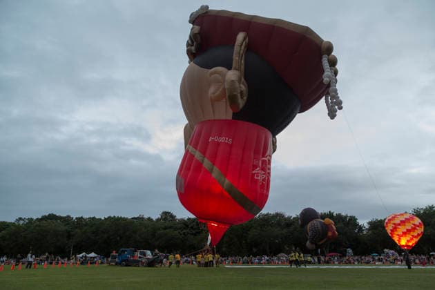 August 22, 2026, Taichung, Taiwan: Crew members use burners to inflate and rise the world s only Mazu-shaped hot air balloon during the 2026 Shigang Hot Air Balloon Carnival in Taichung, Taiwan. Taoist sea goddess Mazu or Matsu worship is popular in Taiwan. Taichung Taiwan - ZUMAc217 20260822_zip_c217_013 Copyright: xAndrexM.xChangx