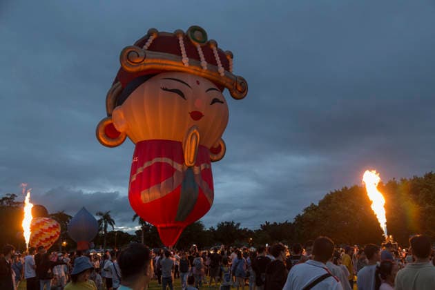 August 22, 2026, Taichung, Taiwan: Inflated hot air balloons are displayed during the 2026 Shigang Hot Air Balloon Carnival, in Taichung, Taiwan. with a special appearance by the world s only Mazu-shaped hot air balloon. Unfavorable weather conditions have grounded the planned ascent sessions and forced the pilots and passengers to remain on the ground. Taichung Taiwan - ZUMAc217 20260822_zip_c217_015 Copyright: xAndrexM.xChangx