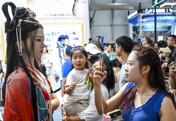 (260822) -- BEIJING, Aug. 22, 2026 -- People view a humanoid robot at the 2026 World Robot Conference in Beijing, capital of China, Aug. 22, 2026. The conference, which runs from Wednesday through Sunday, has drawn more than 300 exhibitors from 26 countries, with over 3,000 products on display, including more than 300 debuts. Many people visited the conference on Saturday, the first open day of the event. ) CHINA-BEIJING-WORLD ROBOT CONFERENCE (CN) ChenxYehua 