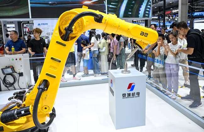 (260822) -- BEIJING, Aug. 22, 2026 -- People view an industrial robot at the 2026 World Robot Conference in Beijing, capital of China, Aug. 22, 2026. The conference, which runs from Wednesday through Sunday, has drawn more than 300 exhibitors from 26 countries, with over 3,000 products on display, including more than 300 debuts. Many people visited the conference on Saturday, the first open day of the event. ) CHINA-BEIJING-WORLD ROBOT CONFERENCE (CN) ChenxYehua 