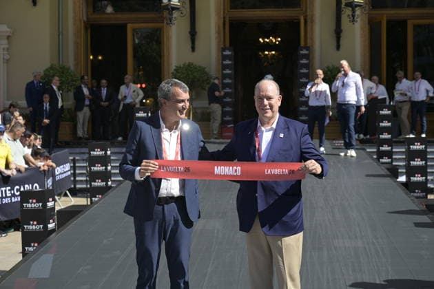 Start of the Vuelta a Espana in Monaco Javier Guillén i, director of the Vuelta a Espana, and Prince Albert II of Monaco, d, during the start of the Vuelta a Espana, on August 22, 2026, in Monaco, France. The 2026 Vuelta a Espana begins today, August 22, in Monaco and ends on Sunday, September 13, in Granada. There will be 21 stages, covering 3,275 km, with more than 58,000 meters of cumulative elevation gain. For the first time, the final finish will not be in Madrid, but in the vicinity of the Alhambra. AUGUST 22, 2026 CYCLING TOUR ROYALTY CYCLING BIKES BICYCLES TIME TRIAL START FIRST STAGE MONACO TOUR Monaco France Monaco France Spain  Copyright: xLaurentxCoustx xEuropaxPressx 7726077