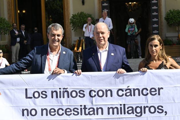 Start of the Vuelta a Espana in Monaco: Javier Guillén i, director of the Vuelta a Espana, and Prince Albert II of Monaco, c, during the start of the Vuelta a Espana, on August 22, 2026, in Monaco, France. The 2026 Vuelta a Espana begins today, August 22, in Monaco and ends on Sunday, September 13, in Granada. There will be 21 stages, 3,275 km, and more than 58,000 meters of cumulative elevation gain. For the first time, the final finish will not be in Madrid, but in the vicinity of the Alhambra. AUGUST 22, 2026 CYCLING TOUR ROYALTY CYCLING BIKES BICYCLES TIME TRIAL START FIRST STAGE MONACO TOUR Monaco France Monaco France Spain  Copyright: xLaurentxCoustx xEuropaxPressx 7726080