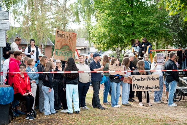 Besuch des Bundeskanzler im Waldbrandgebiet Huertgenwald Demonstranten abseits des Besuchs des Bundeskanzlers im Waldbrandgebiet Huertgenwald um den Einsatzkraeften Danke zu sagen, Huertgenwald, 22.08.2026 Huertgenwald Nordrhein-Westfalen Deutschland *** The Chancellor s Visit to the Huertgenwald Forest Fire Area; Protesters gathered on the sidelines of the Chancellor s visit to the Huertgenwald forest fire area to thank the emergency responders, Huertgenwald, August 22, 2026, Huertgenwald, North Rhine-Westphalia, Germany