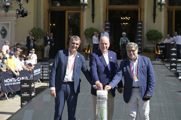 Start of the Vuelta a Espana in Monaco: Javier Guillén i, director of the Vuelta a Espana, and Prince Albert II of Monaco, c, during the start of the Vuelta a Espana, on August 22, 2026, in Monaco, France. The 2026 Vuelta a Espana begins today, August 22, in Monaco and ends on Sunday, September 13, in Granada. There will be 21 stages, 3,275 km, and more than 58,000 meters of cumulative elevation gain. For the first time, the final finish will not be in Madrid, but in the vicinity of the Alhambra. AUGUST 22, 2026 CYCLING TOUR ROYALTY CYCLING BIKES BICYCLES TIME TRIAL START FIRST STAGE MONACO TOUR Monaco France Monaco France Spain  Copyright: xLaurentxCoustx xEuropaxPressx 7726081