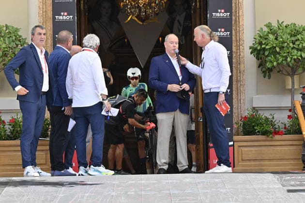 Start of the Vuelta a Espana in Monaco: Javier Guillén (1i), director of the Vuelta a Espana, and Prince Albert II of Monaco (2d), during the start of the Vuelta a Espana on August 22, 2026, in Monaco, France. The 2026 Vuelta a Espana begins today, August 22, in Monaco and ends on Sunday, September 13, in Granada. There will be 21 stages, covering 3,275 km and more than 58,000 meters of cumulative elevation gain. For the first time, the final finish will not be in Madrid, but in the vicinity of the Alhambra. AUGUST 22, 2026 CYCLING TOUR ROYALTY CYCLING BIKES BICYCLES TIME TRIAL START FIRST STAGE MONACO TOUR Monaco France Monaco France Spain  Copyright: xLaurentxCoustx xEuropaxPressx 7726082