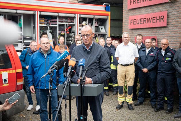 Besuch des Bundeskanzler im Waldbrandgebiet Huertgenwald Bundeskanzler Friedrich Merz und Landrat Dr. Ralf Nolten (links) bei ihrem gemeinsamen Pressestatement, im Hintergrund die Einsatzkraefte, im Rahmen seines Besuchs im Waldbrandgebiet Huertgenwald um den Einsatzkraeften Danke zu sagen Huertgenwald, 22.08.2026 Huertgenwald Nordrhein-Westfalen Deutschland *** Visit by the Federal Chancellor to the Huertgenwald wildfire area: Federal Chancellor Friedrich Merz and District Administrator Dr. Ralf Nolten (left) during their joint press statement, with emergency responders in the background, as part of his visit to the Huertgenwald wildfire area to thank the emergency responders. Huertgenwald, August 22, 2026, Huertgenwald, North Rhine-Wes