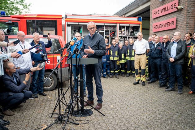 Besuch des Bundeskanzler im Waldbrandgebiet Huertgenwald Bundeskanzler Friedrich Merz bei seinem Besuch im Waldbrandgebiet Huertgenwald zum Danke der Rettungskraefte fuer ihren unermuedlichen Einsatz, Huertgenwald, 22.08.2026 Huertgenwald Nordrhein-Westfalen Deutschland *** Visit by the Federal Chancellor to the Huertgenwald Wildfire Area Federal Chancellor Friedrich Merz during his visit to the Huertgenwald wildfire area to thank the emergency responders for their tireless efforts, Huertgenwald, August 22, 2026, Huertgenwald, North Rhine-Westphalia, Germany