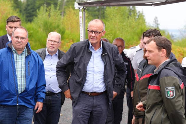 Bundeskanzler Merz besucht Waldbrandgebiet Huertgenwald Bundeskanzler Friedrich Merz schaut ueber die verbrannten Flaechen bei der Ankunft im ehemaligen Waldbrandgebiet in Huertgenwald, , 22.08.2026 Huertgenwald (Kreis Dueren) Nordrhein-Westfalen Deutschland *** Chancellor Merz Visits the Huertgenwald Wildfire Area Chancellor Friedrich Merz looks out over the burned areas upon his arrival at the former wildfire site in Huertgenwald, August 22, 2026, Huertgenwald, Düren District, North Rhine-Westphalia, Germany