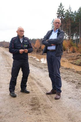 Bundeskanzler Merz besucht Waldbrandgebiet Huertgenwald Feuerwehrsprecher Peter Berndgen erlaeutert Bundeskanzler Friedrich Merz das verbrannte Gebiet bei der Besichtigung des ehemaligen Waldbrandgebiet in Huertgenwald, , 22.08.2026 Huertgenwald (Kreis Dueren) Nordrhein-Westfalen Deutschland *** Chancellor Merz Visits the Huertgenwald Forest Fire Site Fire Department Spokesperson Peter Berndgen explains the burned area to Chancellor Friedrich Merz during a tour of the former forest fire site in Huertgenwald, August 22, 2026, Huertgenwald, Düren District, North Rhine-Westphalia, Germany