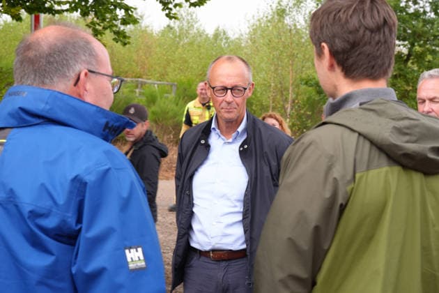 Bundeskanzler Merz besucht Waldbrandgebiet Huertgenwald Bundeskanzler Friedrich Merz im Gespraech mit den Einsatzkraeften im ehemaligen Waldbrandgebiet, Huertgenwald, , 22.08.2026 Huertgenwald (Kreis Dueren) Nordrhein-Westfalen Deutschland *** Chancellor Merz Visits the Huertgenwald Forest Fire Area Chancellor Friedrich Merz speaking with emergency responders in the former forest fire area, Huertgenwald, August 22, 2026, Huertgenwald, Düren District, North Rhine-Westphalia, Germany