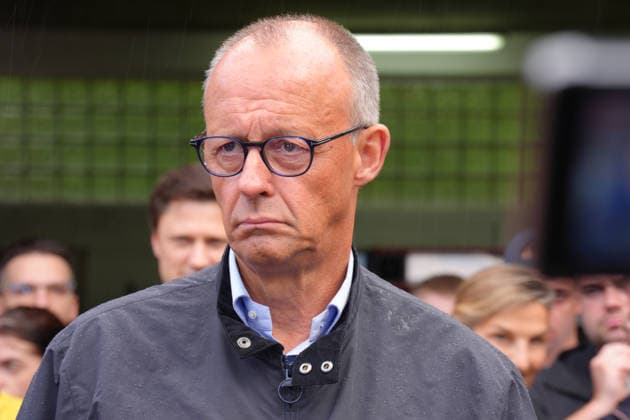 Bundeskanzler Merz besucht Waldbrandgebiet Huertgenwald Bundeskanzler Friedrich Merz im Portrait mit ernster Mimik vor seinem Statement im Nachgang seines Besuches bei den Einsatzkraeften im ehemaligen Waldbrandgebiet, Huertgenwald, , 22.08.2026 Huertgenwald (Kreis Dueren) Nordrhein-Westfalen Deutschland *** Chancellor Merz Visits the Huertgenwald Forest Fire Area: A portrait of Chancellor Friedrich Merz with a serious expression before his statement following his visit to the emergency response teams in the former forest fire area, Huertgenwald, , August 22, 2026, Huertgenwald, Düren District, North Rhine-Westphalia, Germany
