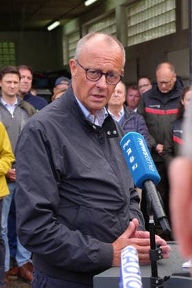Bundeskanzler Merz besucht Waldbrandgebiet Huertgenwald Bundeskanzler Friedrich Merz im Portrait beim Statement im Nachgang seines Besuches bei den Einsatzkraeften im ehemaligen Waldbrandgebiet, Huertgenwald, , 22.08.2026 Huertgenwald (Kreis Dueren) Nordrhein-Westfalen Deutschland *** Chancellor Merz Visits Huertgenwald, Site of a Forest Fire: A portrait of Chancellor Friedrich Merz as he makes a statement following his visit to emergency responders in Huertgenwald, the site of a former forest fire, August 22, 2026, Huertgenwald, Düren District, North Rhine-Westphalia, Germany