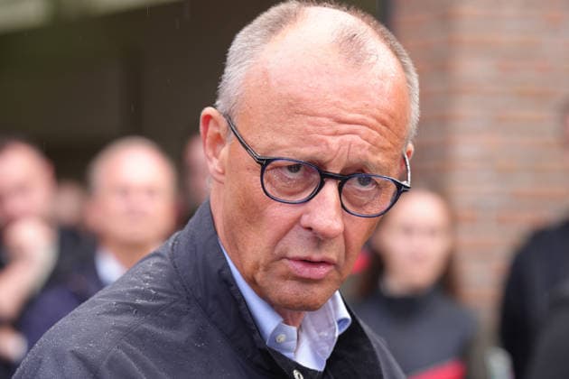 Bundeskanzler Merz besucht Waldbrandgebiet Huertgenwald Bundeskanzler Friedrich Merz im Portrait mit Kamerablick beim Statement im Nachgang seines Besuches bei den Einsatzkraeften im ehemaligen Waldbrandgebiet, Huertgenwald, , 22.08.2026 Huertgenwald (Kreis Dueren) Nordrhein-Westfalen Deutschland *** Chancellor Merz Visits the Huertgenwald Forest Fire Area: A portrait of Chancellor Friedrich Merz as the camera focuses on him while he makes a statement following his visit to emergency responders in the former forest fire area of Huertgenwald, , August 22, 2026, Huertgenwald, Düren District, North Rhine-Westphalia, Germany