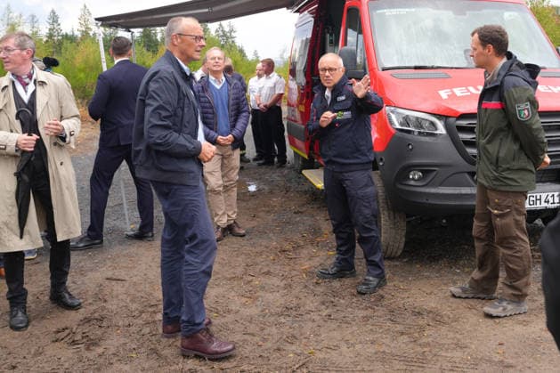 Bundeskanzler Merz besucht Waldbrandgebiet Huertgenwald Bundeskanzler Friedrich Merz schaut ueber die verbrannten Flaechen bei der Ankunft im ehemaligen Waldbrandgebiet in Huertgenwald, , 22.08.2026 Huertgenwald (Kreis Dueren) Nordrhein-Westfalen Deutschland *** Chancellor Merz Visits the Huertgenwald Wildfire Area Chancellor Friedrich Merz looks out over the burned areas upon his arrival in the former wildfire area in Huertgenwald, August 22, 2026, Huertgenwald, Düren District, North Rhine-Westphalia, Germany