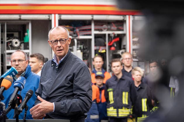 Besuch des Bundeskanzler im Waldbrandgebiet Huertgenwald Bundeskanzler Friedrich Merz und Landrat Dr. Ralf Nolten (links) und den Helfern im Hintergrund, bei ihrem gemeinsamen Pressestatement im Rahmen seines Besuchs im Waldbrandgebiet Huertgenwald um den Einsatzkraeften Danke zu sagen Huertgenwald, 22.08.2026 Huertgenwald Nordrhein-Westfalen Deutschland *** Visit by the Federal Chancellor to the Huertgenwald Forest Fire Area: Federal Chancellor Friedrich Merz and District Administrator Dr. Ralf Nolten (left), with volunteers in the background, during their joint press statement as part of his visit to the Huertgenwald forest fire area to thank the emergency responders. Huertgenwald, August 22, 2026, Huertgenwald, North Rhine-Westphalia, G