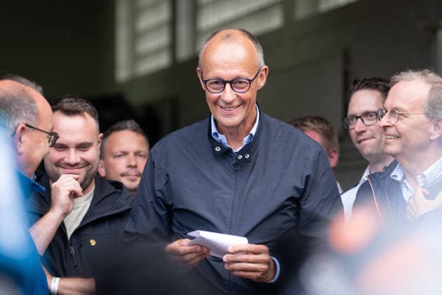 Besuch des Bundeskanzler im Waldbrandgebiet Huertgenwald Bundeskanzler Friedrich Merz lachend bei seinem Besuch im Waldbrandgebiet Huertgenwald zwischen den Helfern um ihren Danke zu sagen fuer ihren unermuedlichen Einsatz, Huertgenwald, 22.08.2026 Huertgenwald Nordrhein-Westfalen Deutschland *** Visit by the Federal Chancellor to the Huertgenwald Forest Fire Area Federal Chancellor Friedrich Merz, smiling during his visit to the Huertgenwald forest fire area, stands among the volunteers to thank them for their tireless efforts, Huertgenwald, August 22, 2026, Huertgenwald, North Rhine-Westphalia, Germany