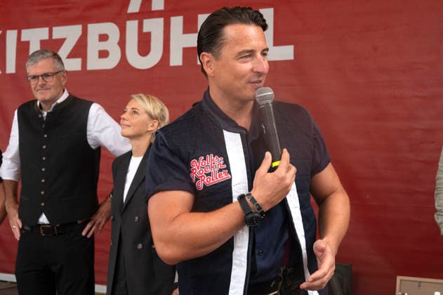 Andreas Gabalier bei einer öffentlichen Pressekonferenz anlässlich seiner Konzerte auf dem 12. Musikfestival Kitzbühel 2026 in der Innenstadt. Kitzbühel, 22.08.2026 *** Andreas Gabalier at a public press conference held in connection with his concerts at the 12th Kitzbühel Music Festival in 2026 in downtown Kitzbühel, August 22, 2026 Foto:xA.xRaemyx xFuturexImagex gabalier_6879