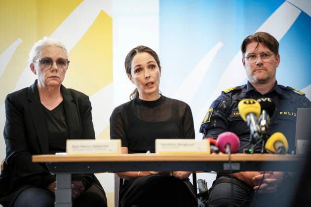 FAGERSTA, SVERIGE 20260822 Kommunstyrelsens ordförande Asa-Märta Sjöström, kommundirektör Karilina Berglund och lokalomradeschef Tommy Alriksson da Fagersta kommun och polisen haller pressträff med anledning av skoldadet mot Brinellskolan pa fredagen. En 17-arig flicka dödades och flera andra skadades av en man med svärd. FAGERSTA SVERIGE x10658x *** FAGERSTA, SWEDEN, August 22, 2026: Municipal Council Chair Asa Märta Sjöström, City Manager Karilina Berglund, and Local District Manager Tommy Alriksson of Fagersta Municipality, along with the police, held a press conference regarding the school attack on Brinell School on Friday. A 17-year-old girl was killed and several others were injured by a man wielding a sword. FAGER  Copyright: xMagnusxLejhall TTx SKOLDAD FAGERSTA FoTQZErTqi4